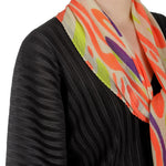 ISSEY MIYAKE PLEATS PLEASE Schal mit grafischem Print mehrfarbig