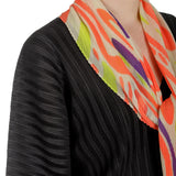 ISSEY MIYAKE PLEATS PLEASE Schal mit grafischem Print mehrfarbig