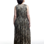 Uma Wang Kleid in Khaki – Rückansicht mit floraler Struktur