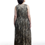 Uma Wang Kleid in Khaki – Rückansicht mit floraler Struktur