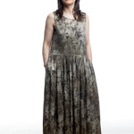 Uma Wang Kleid in Khaki mit floralem Muster – Frontansicht