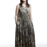 Uma Wang Kleid in Khaki mit floralem Muster – Frontansicht