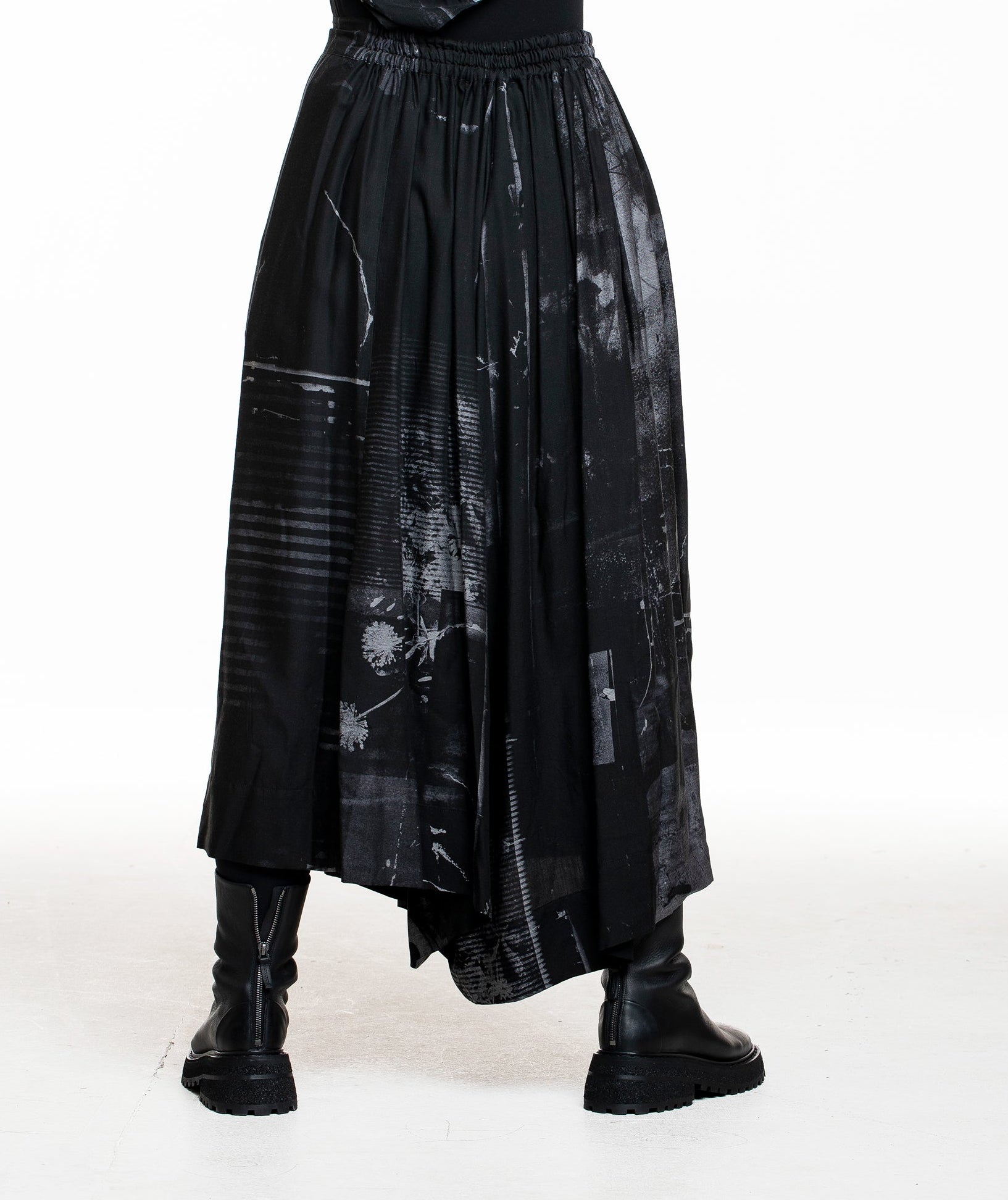 Y’s Yohji Yamamoto Drapier‑Hose, schwarz‑blau, Rückansicht