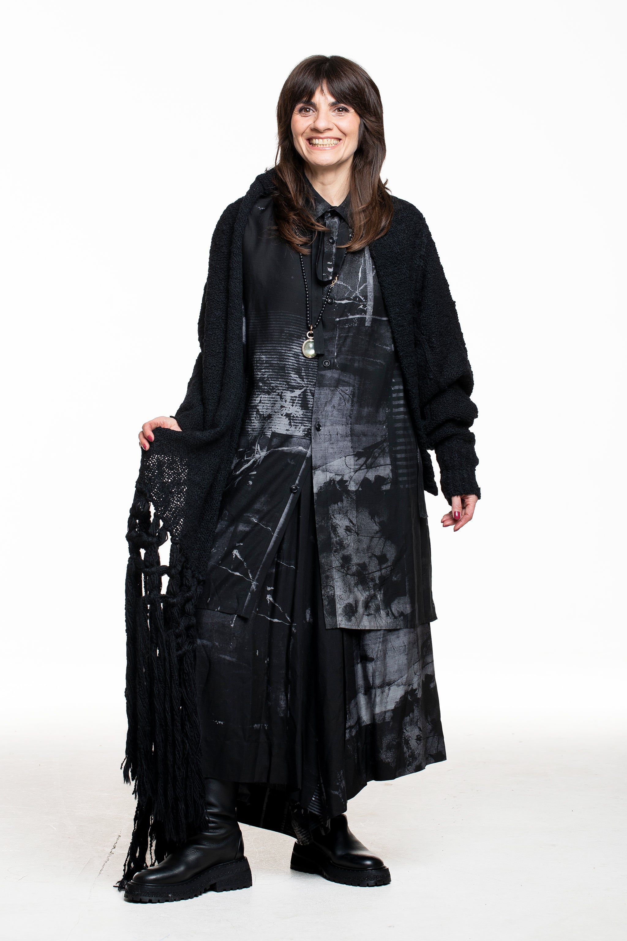 Y’s Yohji Yamamoto Strick‑Poncho, schwarz, Fransen – Detail