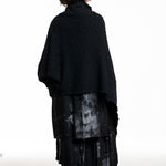 Y’s Yohji Yamamoto Strick‑Poncho, schwarz, Rückenansicht