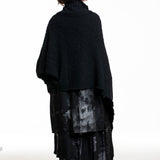 Y’s Yohji Yamamoto Strick‑Poncho, schwarz, Rückenansicht
