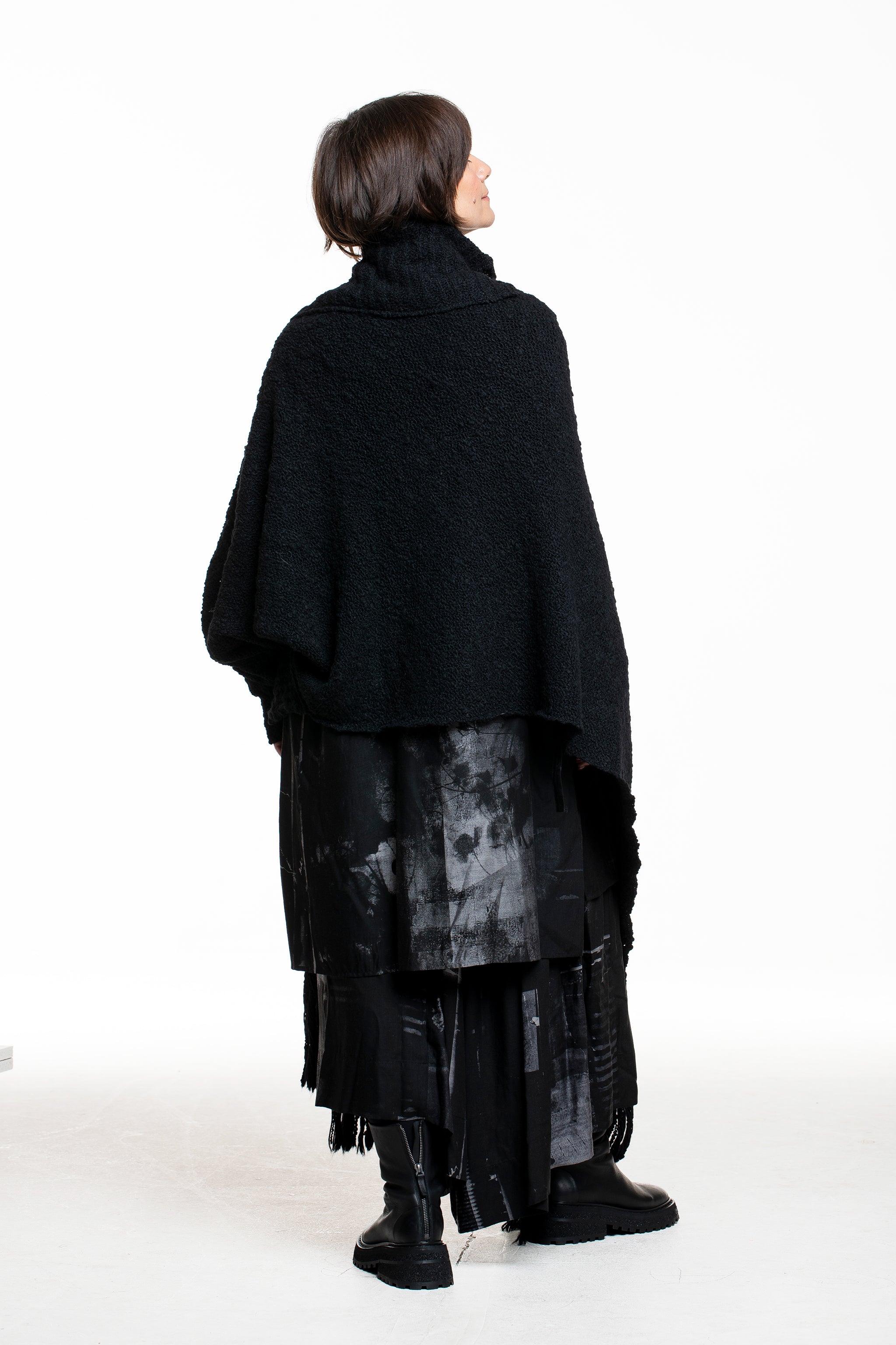 Y’s Yohji Yamamoto Strick‑Poncho, schwarz, Rückenansicht