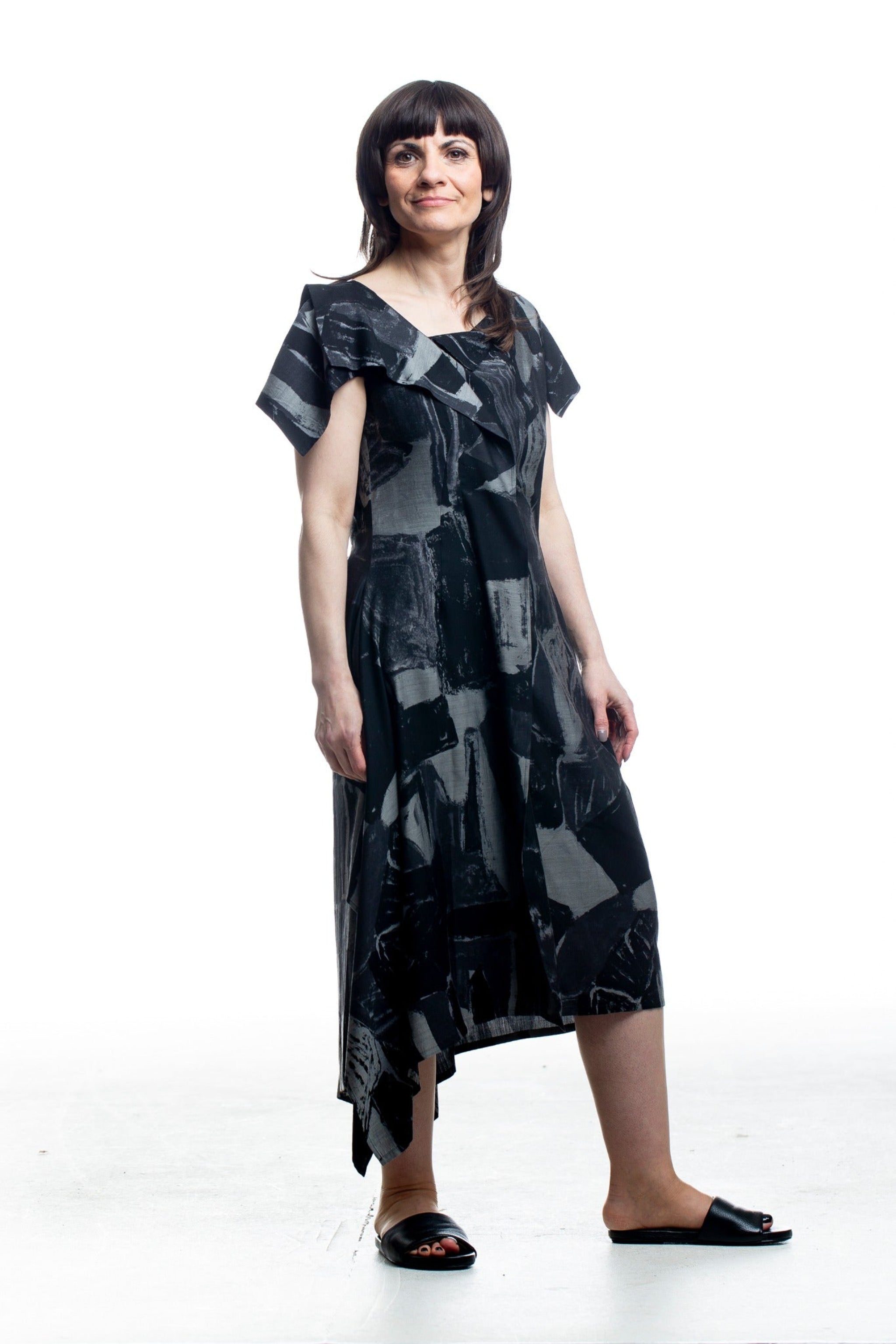 Y's Yamamoto Kleid – Frontansicht mit Print in Schwarz-Grau